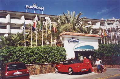 Surycan – Haupteingang mit Palmen