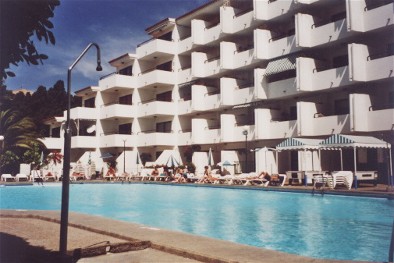 Surycan – Pool mit Sonnenterrasse