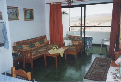 Surycan – Wohnzimmer mit Balkonblick